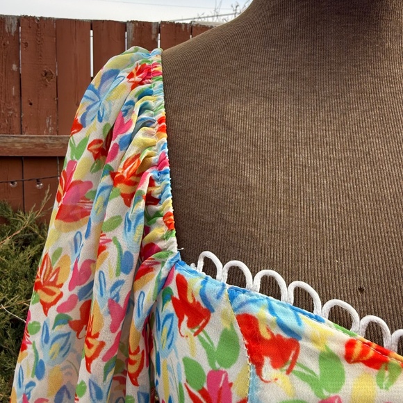 Vintage Look Floral Puff-Sleeve Crop Top – Bright & Romantic - Picture 4 of 7